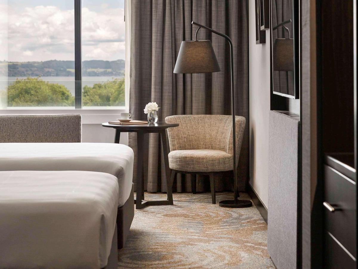 Hotel Pullman Distretto di Rotorua Esterno foto A guest room at the Four Seasons Hotel