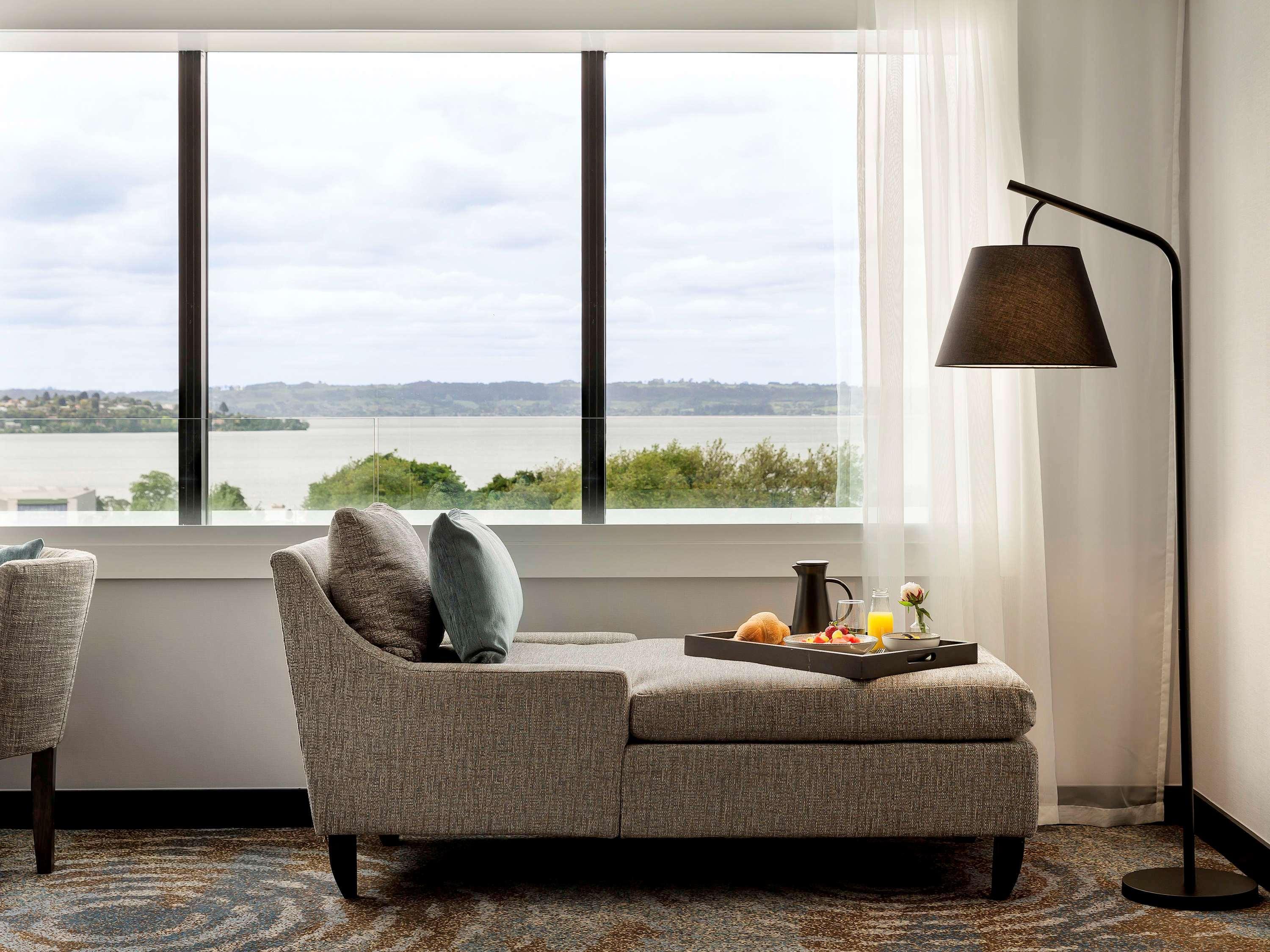 Hotel Pullman Distretto di Rotorua Esterno foto A floor lamp