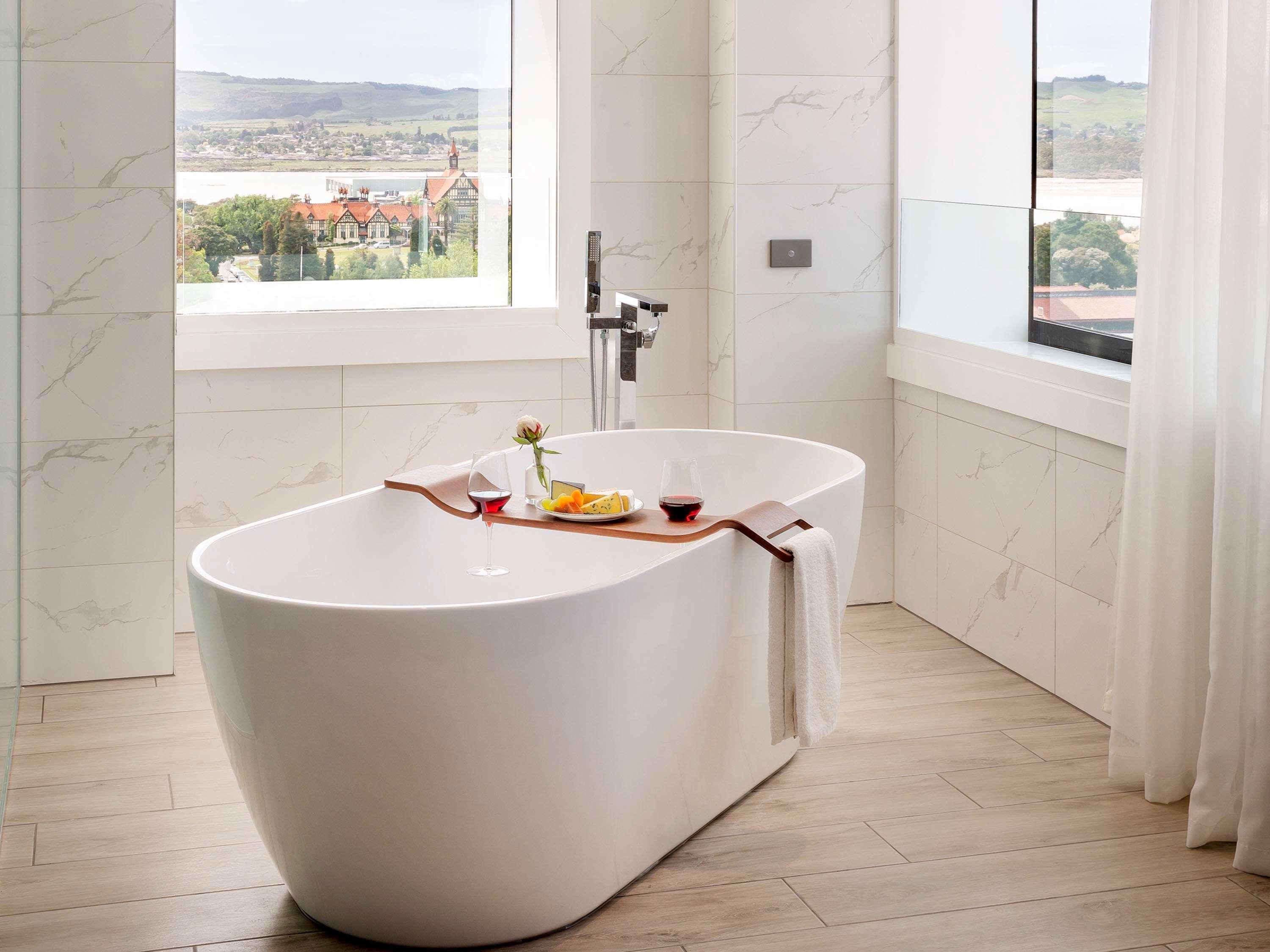 Hotel Pullman Distretto di Rotorua Esterno foto A freestanding bathtub