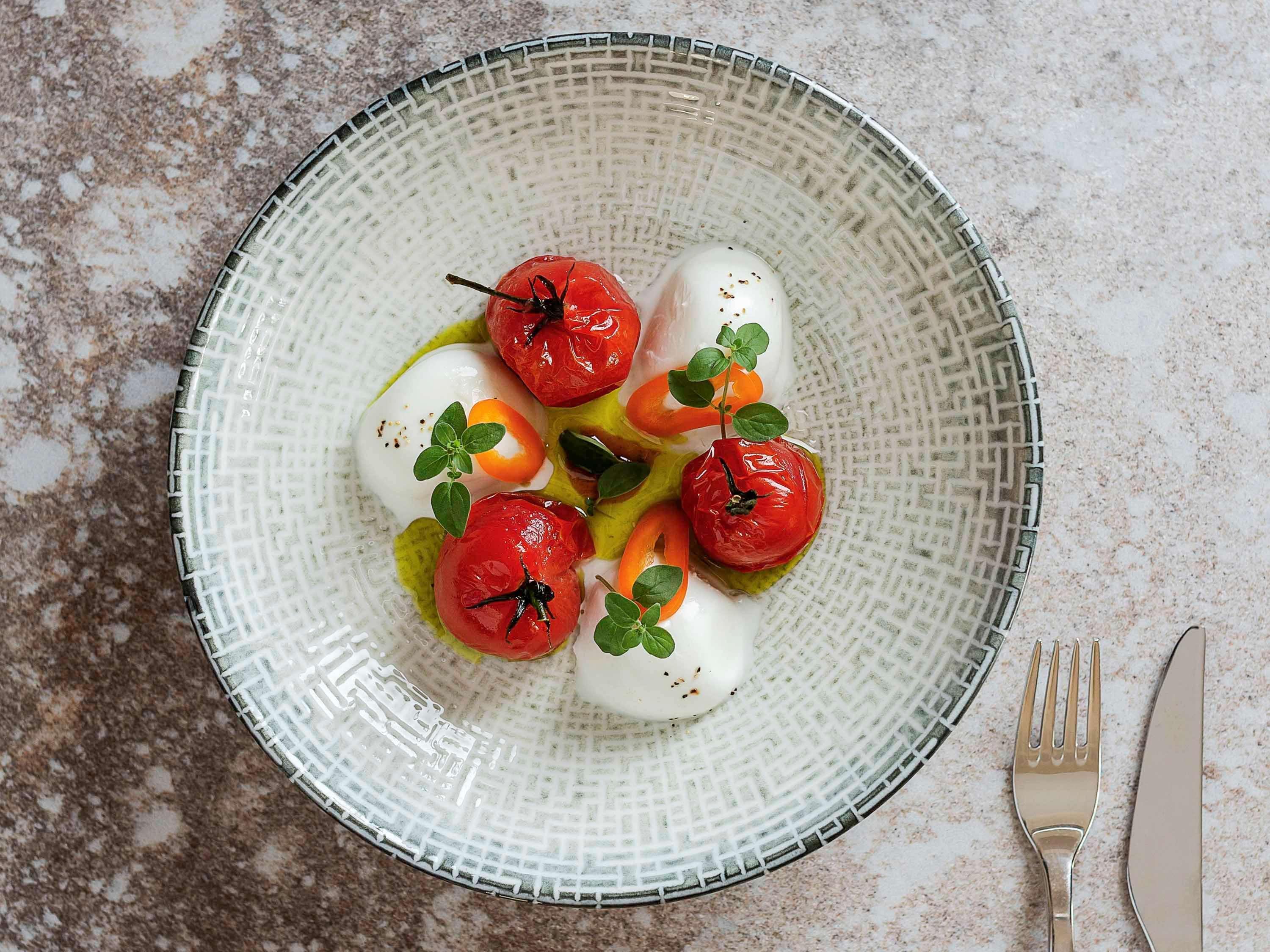 Hotel Pullman Distretto di Rotorua Esterno foto A salad of mozzarella, tomatoes and peppers