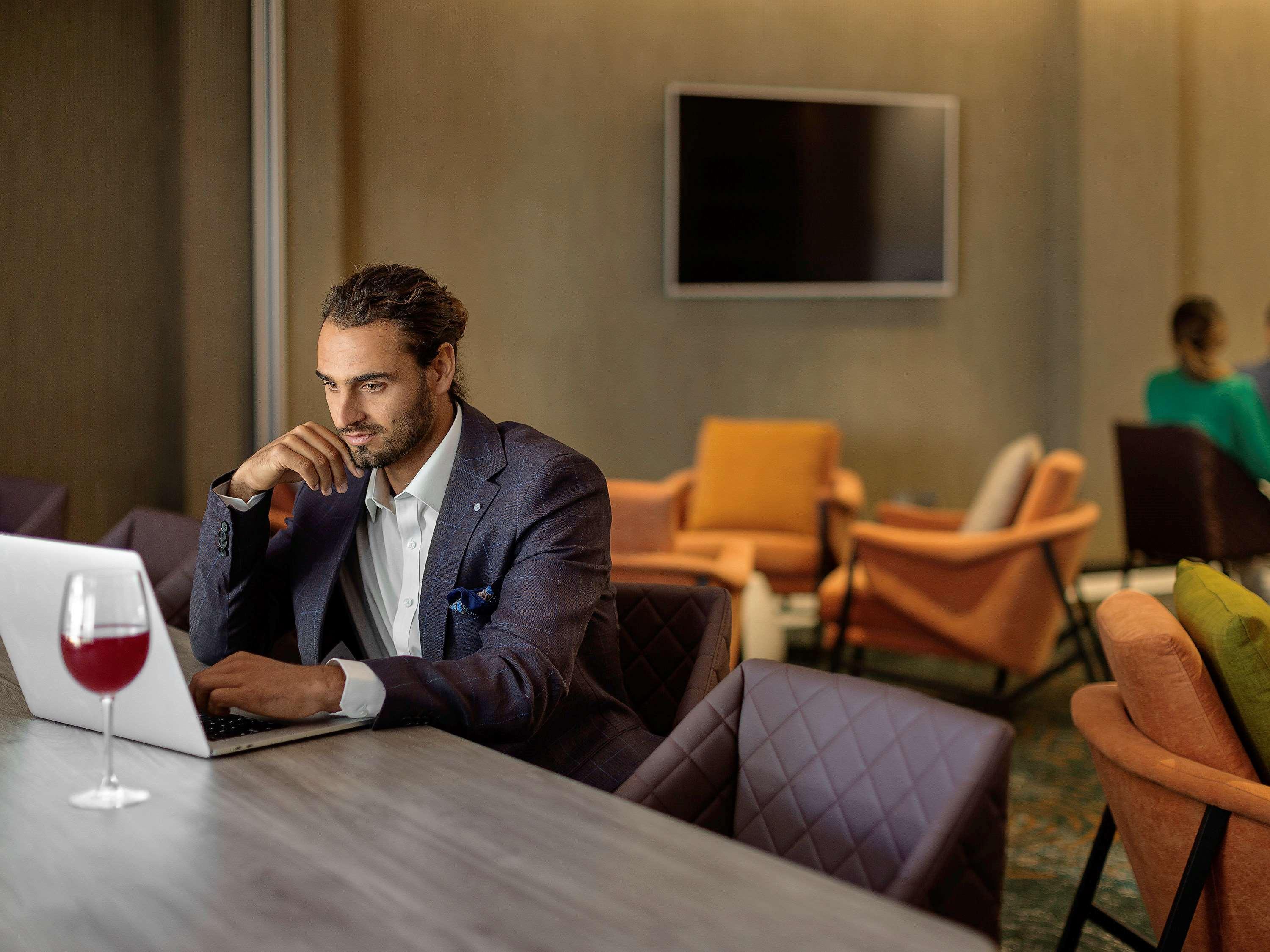 Hotel Pullman Distretto di Rotorua Esterno foto A man working on a laptop