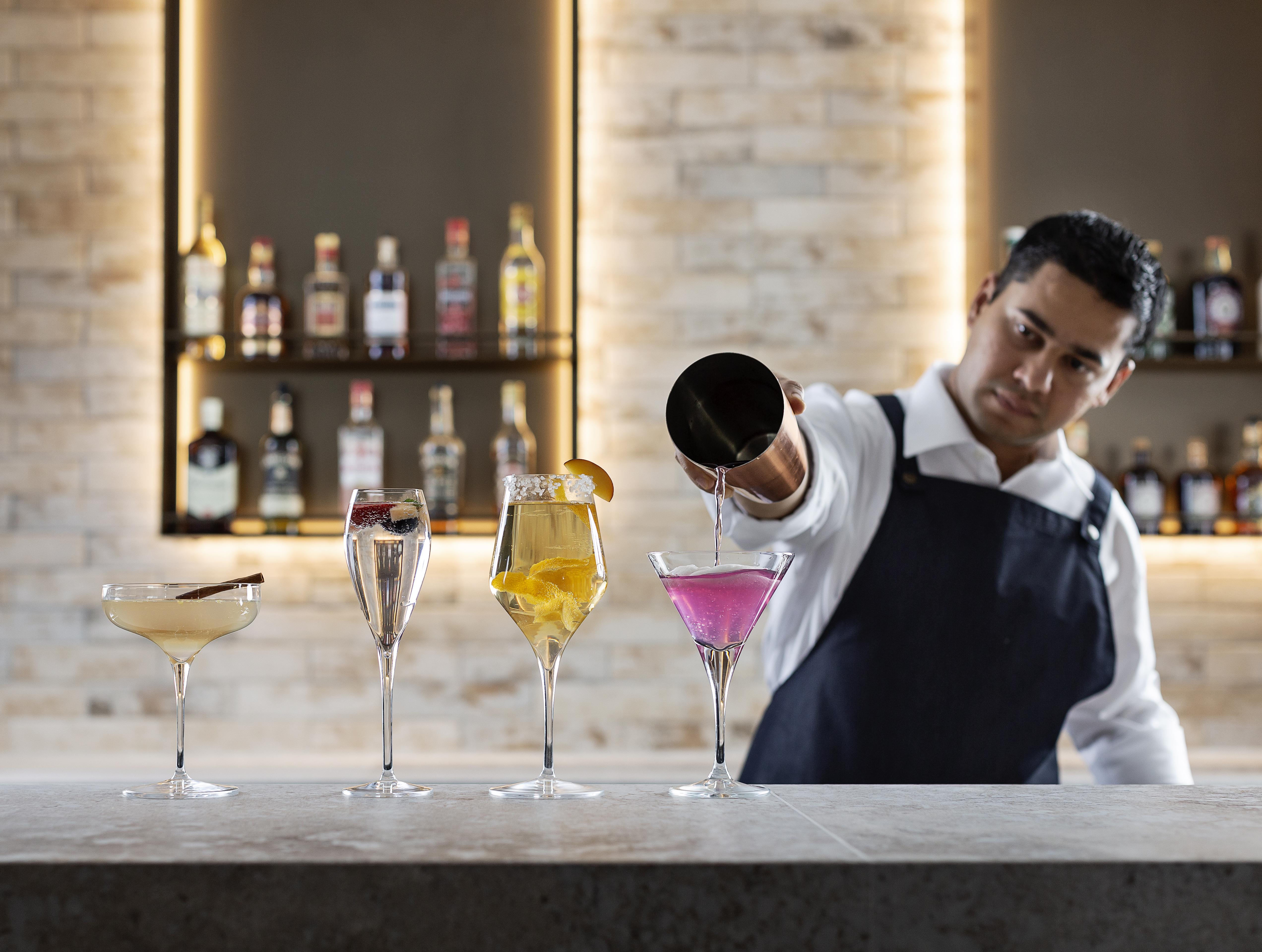 Hotel Pullman Distretto di Rotorua Esterno foto A bartender at work