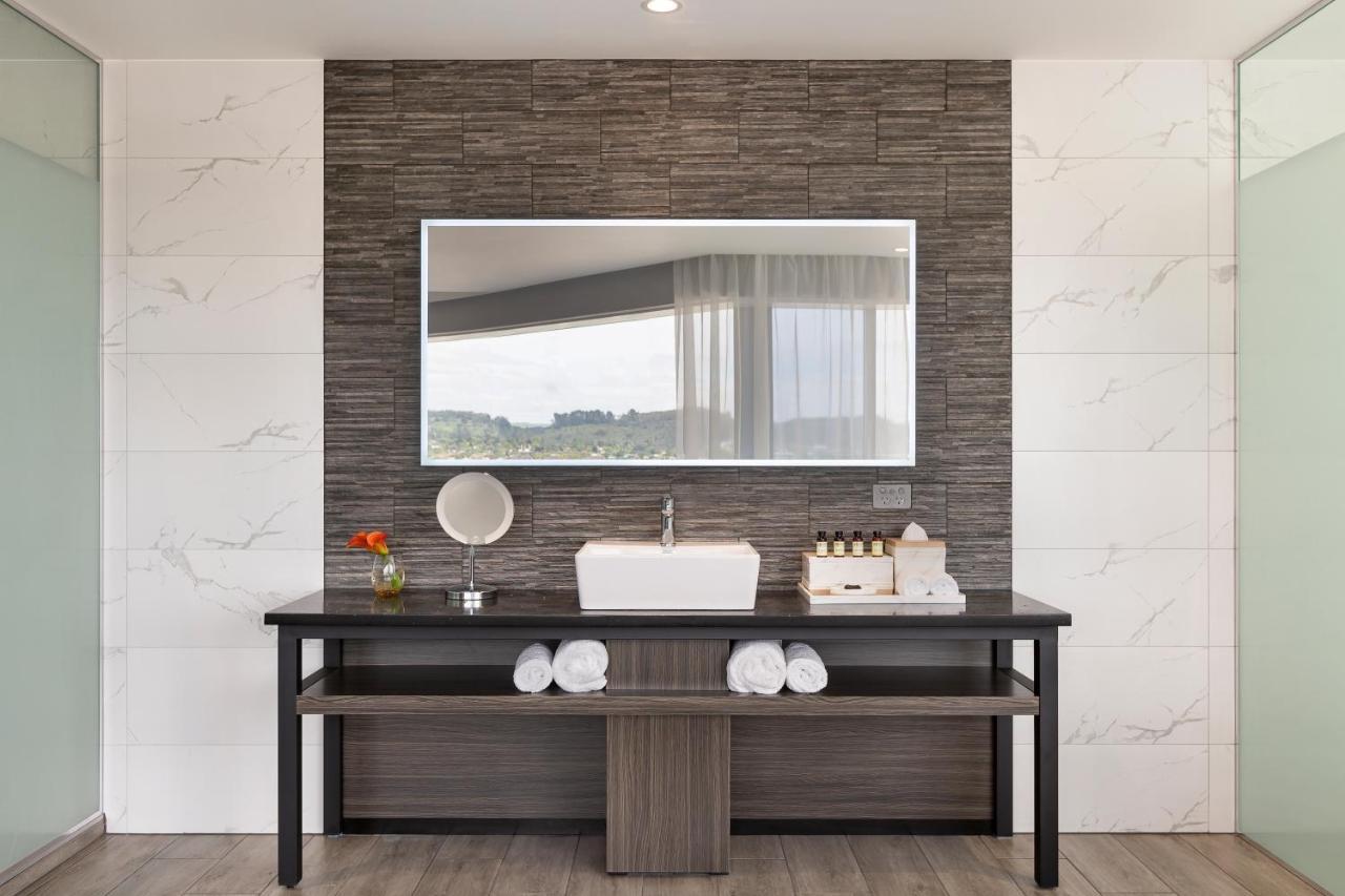 Hotel Pullman Distretto di Rotorua Esterno foto Bathroom with a mirror