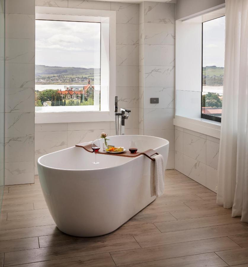 Hotel Pullman Distretto di Rotorua Esterno foto A freestanding bathtub